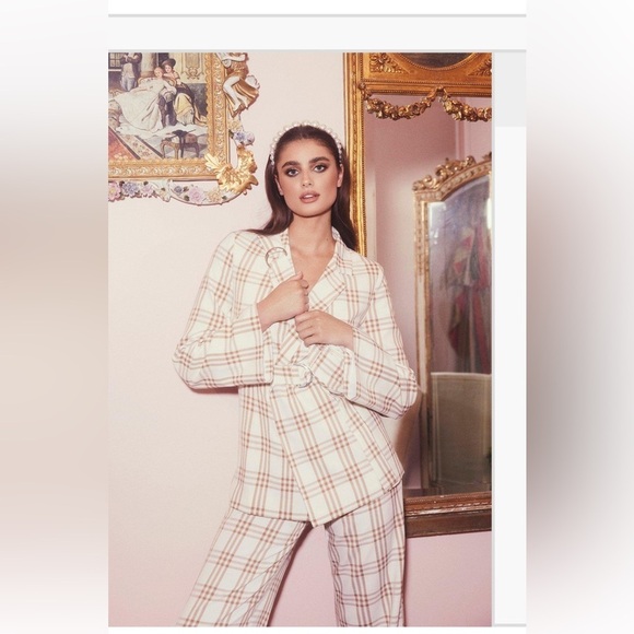 Boohoo - Picture 1 of 4